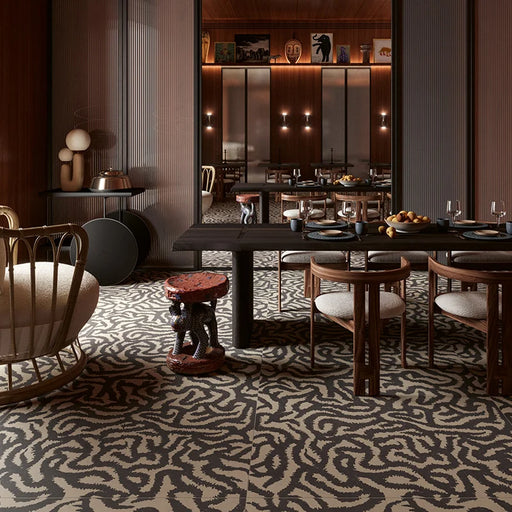 Sala da prazo di lusso con pavimento in gres serie Nok di 41zero42, effetto argilla con decoro tribale opaco, formato 120x120 cm, Colore Snake Taupe