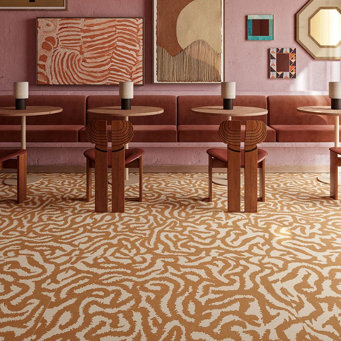 Dettaglio ristorante con pavimento in gres serie Nok di 41zero42, effetto argilla con decoro tribale opaco, formato 120x120 cm, Colore Snake Terra