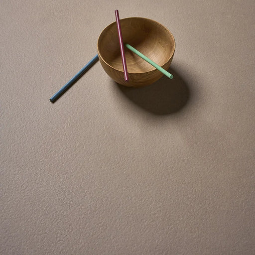Dettaglio Piastrella da pavimento e rivestimento in gres serie Nok di 41zero42, effetto argilla opaco, Colore Taupe