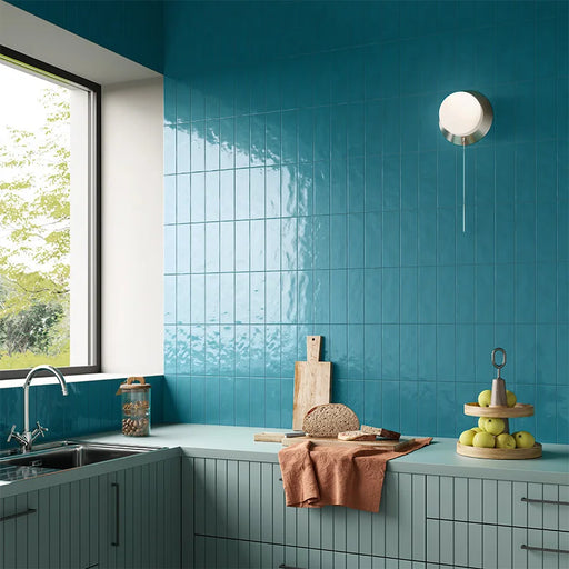 Dettaglio piastrella da rivestimento in gres porcellanato effetto matoncino lucido 8,2x25 cm, della collezione Nuances, di Casalgrande Padana, Colore Blu Sherpa