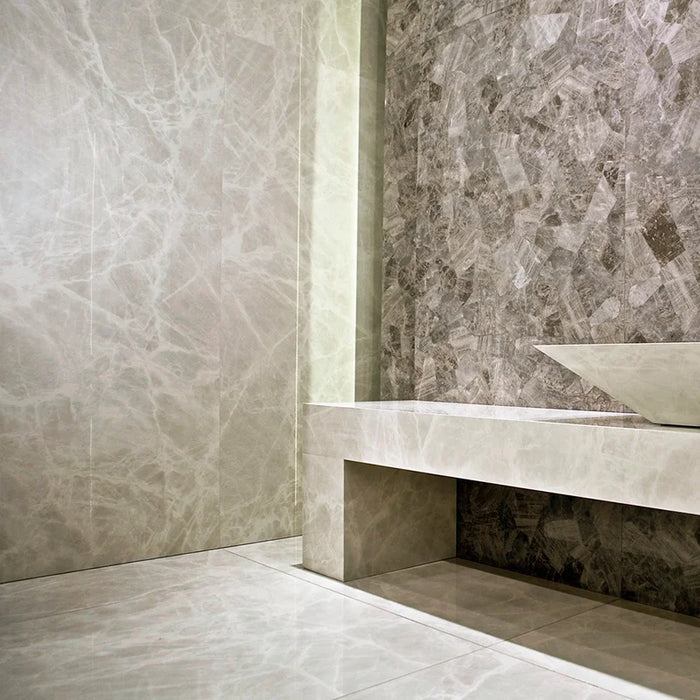 Dettaglio piastrella in gres porcellanato effetto onice lucido 90x180 cm della collezione Onici di Casalgrande Padana, colore Ghiaccio