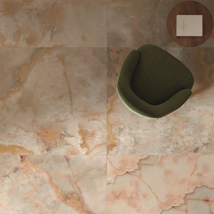 Dettaglio piastrella in gres porcellanato effetto onice opaco 120x120 cm della collezione Onici di Casalgrande Padana, colore Arancio
