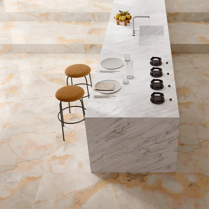 Dettaglio piastrella in gres porcellanato effetto onice lucido 120x120 cm della collezione Onici di Casalgrande Padana, colore Arancio