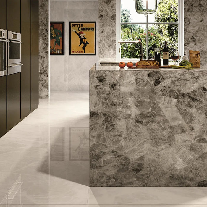 Dettaglio piastrella in gres porcellanato effetto onice lucido 120x120 cm della collezione Onici di Casalgrande Padana, colore Grigio