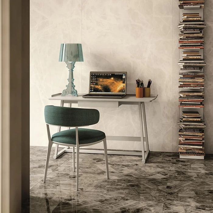 Dettaglio piastrella in gres porcellanato effetto onice lucido 60x120 cm della collezione Onici di Casalgrande Padana, colore Ghiaccio