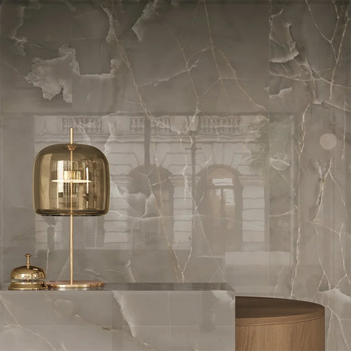 Dettaglio piastrella in gres porcellanato effetto onice opaco 120x120 cm della collezione Onici di Casalgrande Padana, colore Grigio