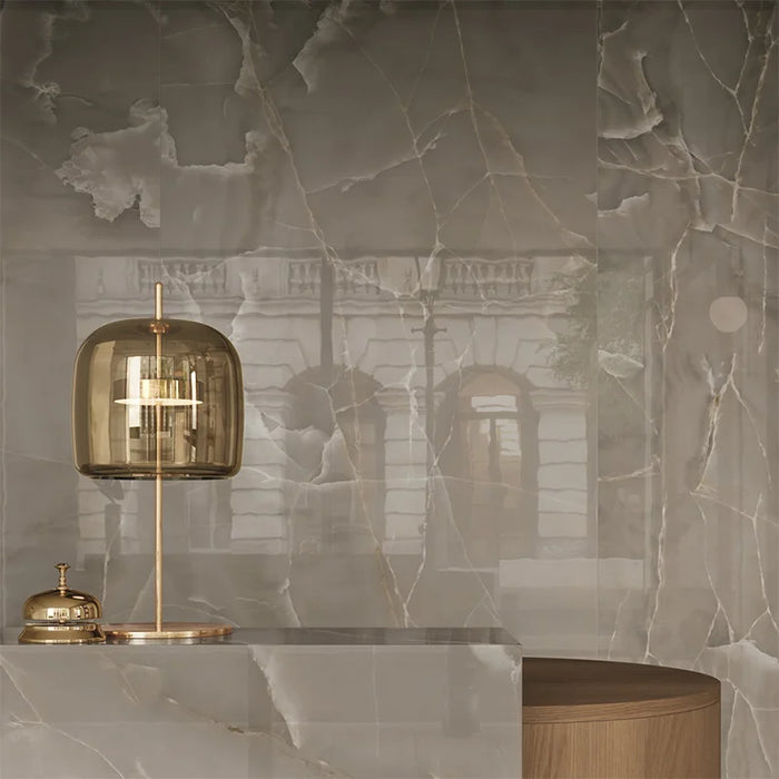 Dettaglio piastrella in gres porcellanato effetto onice opaco 120x120 cm della collezione Onici di Casalgrande Padana, colore Grigio