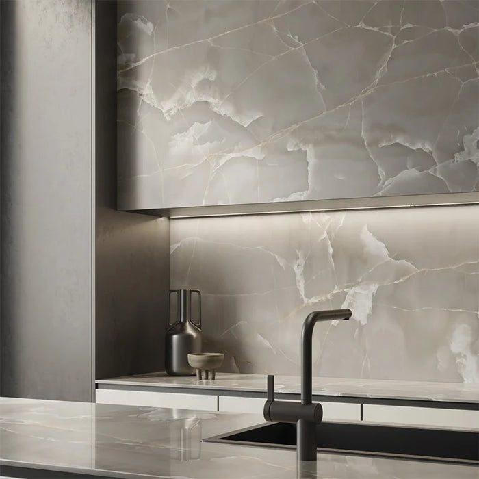 Dettaglio piastrella in gres porcellanato effetto onice opaco 60x120 cm della collezione Onici di Casalgrande Padana, colore Grigio