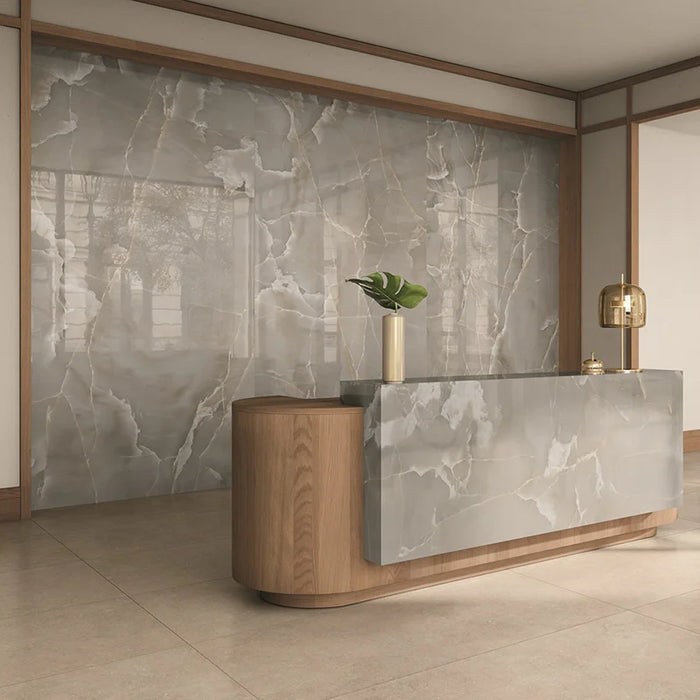 Dettaglio piastrella in gres porcellanato effetto onice lucido 90x180 cm della collezione Onici di Casalgrande Padana, colore Grigio