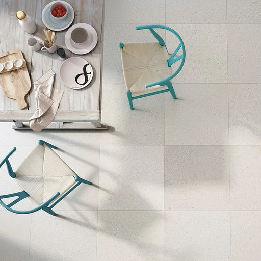Cucina con rivestimento in gres porcellanato effetto pietra naturale, formato 60x60 cm, colore bianco, Otto Bianco Natural di 41zero42