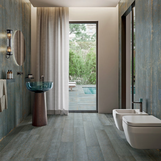 bagno moderno stile industrial con sanitari a parete e pavimento in gres porcellanato decorat effetto metallo ossidato della collezione oxide nella colorazione green di gardenia orchidea.