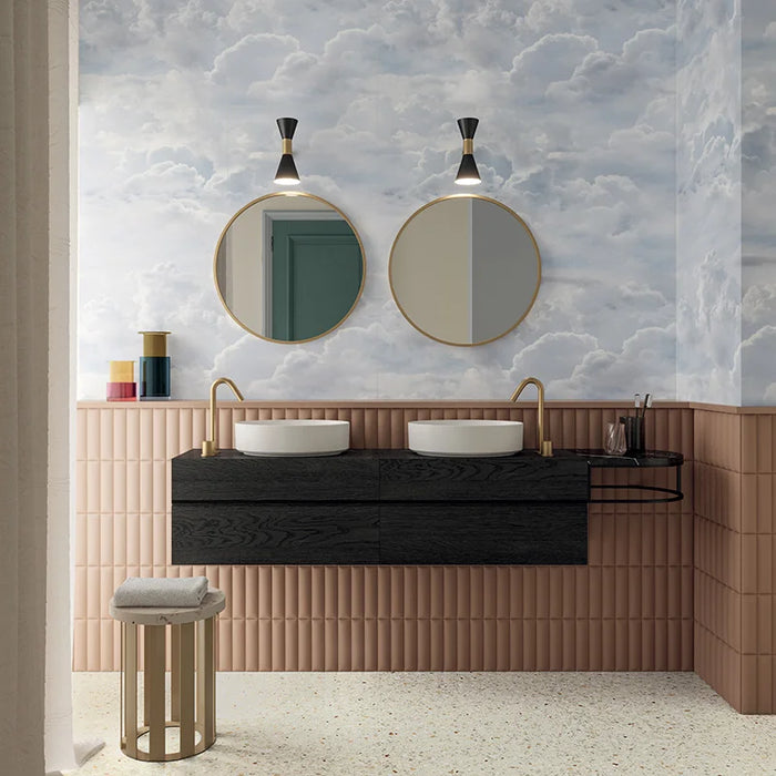 Bagno moderno con doppio lavabo e rivestimento in gres ultrasottile effetto carta da parati, opaco, della collezione Paper41 Pro di 41zero42, 50x100 cm, Decoro nuvolato Azzurra