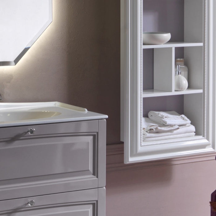 particolare di colonna laccata bianca in stile classico con lavorazioni a rilievo, abbinata a mobile bagno classico Dorian