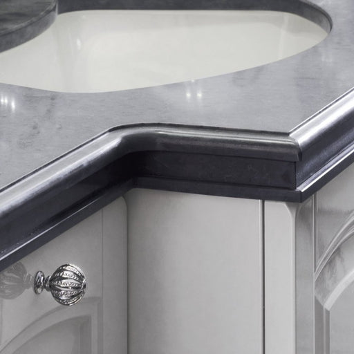particolare del top in marmo che caratterizza il mobile da bagno classico Dorian, con pomili cromati e lavorati