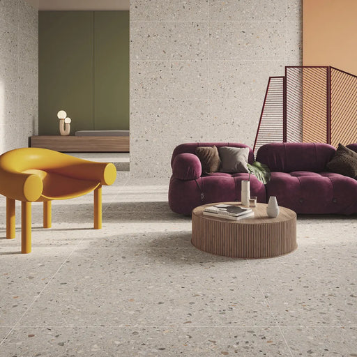 pavimento di salotto moderno con gres porcellanato effetto graniglia. collezione dolmix di ceramiche keope