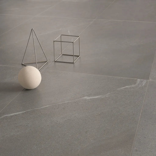 Pavimento per esterno in gres porcellanato effetto pietra. Collezione Chorus di Ceramiche Keope colore grey antiscivolo