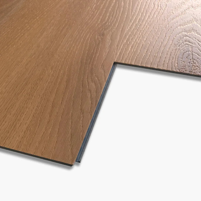 Dettaglio incastro e texture pavimento in SPC CoverUpp Miele 18x122