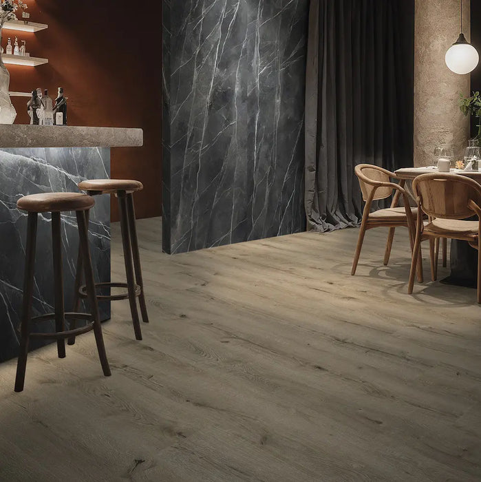 Pavimento SPC effetto legno Fumè CoverUpp spc Maxi Doga a incastro per interni moderni colore fumè