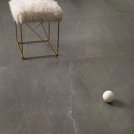 Pavimento in gres porcellanato effetto pietra, colore grey, serie chorus di ceramiche keope