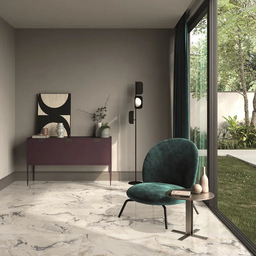 pavimento effetto marmo con piastrelle in gres porcellanato design in alta definizione. Collezione Interno4 di Keope ceramiche colore Calacatta san Babila