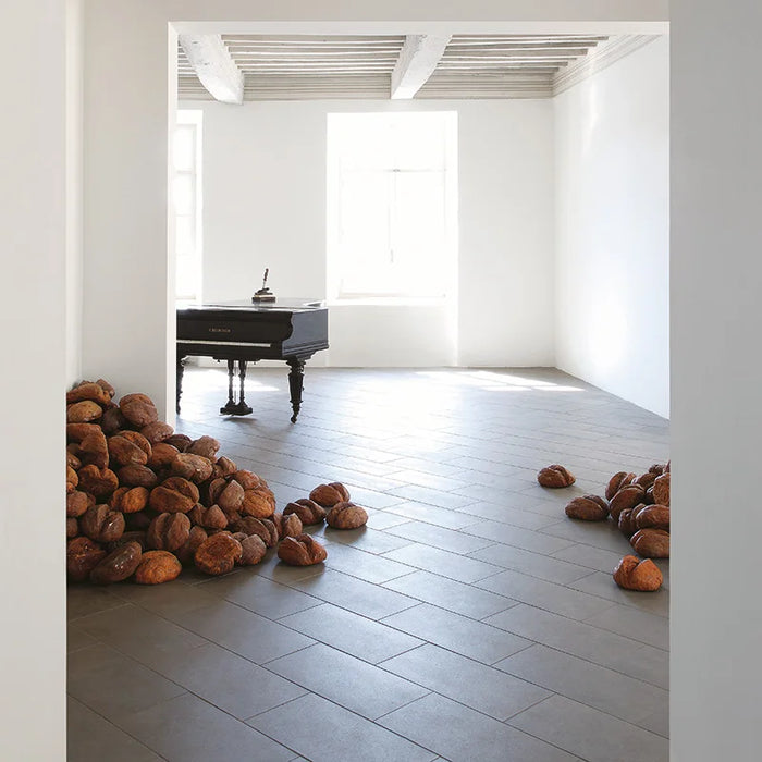 Dettaglio piastrella in gres porcellanato effetto pietra lappato 30x60 cm della collezione Pietre di Sardegna di Casalgrande Padana, colore Cala Luna