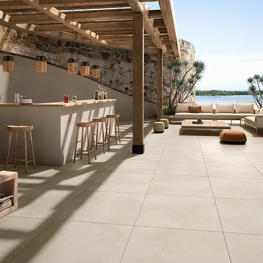 Dettaglio piastrella in gres porcellanato effetto pietra antiscivolo per esterni 60x60 cm della collezione Pietre di Sardegna di Casalgrande Padana, colore Porto Rotondo