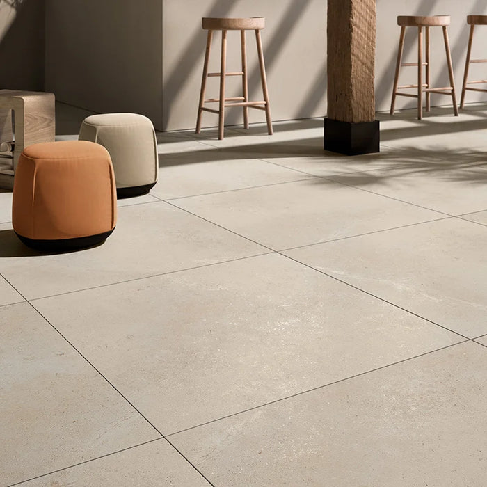 Dettaglio piastrella in gres porcellanato effetto pietra antiscivolo per esterni 60x60 cm della collezione Pietre di Sardegna di Casalgrande Padana, colore Porto Rotondo