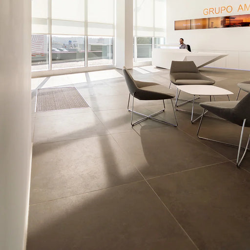 Dettaglio piastrella in gres porcellanato effetto pietra opaco 90x90 cm della collezione Pietre di Sardegna di Casalgrande Padana, colore Cala Luna