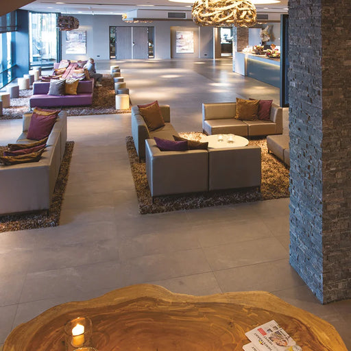 Dettaglio piastrella in gres porcellanato effetto pietra opaco 45x90 cm della collezione Pietre di Sardegna di Casalgrande Padana, colore Cala Luna