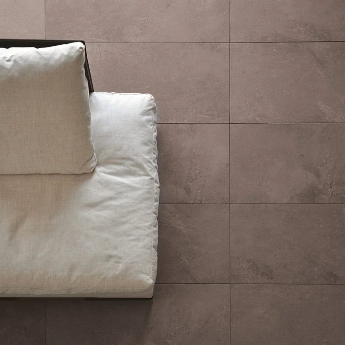 Dettaglio piastrella in gres porcellanato effetto pietra opaco 45x90 cm della collezione Pietre di Sardegna di Casalgrande Padana, colore Cala Luna