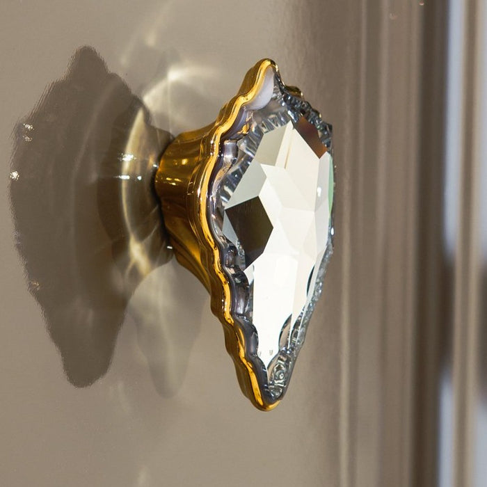 foto del pomello effetto Swarovsky con base dorata abbinato alla serie di mobili bagno classici dorian 