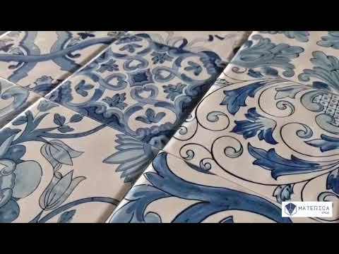 Video dettagliato di piastrelle per pavimenti e rivestimenti in stile mediterraneo. maioliche stile vietrese biache con decorazioni blu, amalfi ielo mix di ceramiche valsecchia
