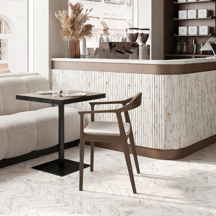 bar moderno ed elegante con bancone in marmo e pavimento in gres porcellanato effetto mattoncino marmo opaco della collezione puro nella colorazione brick calacatta di self style by keradom