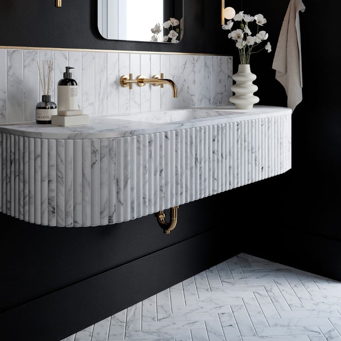 bagno moderno in stile classico con lavabo in marmo, rivestimento e pavimento in gres porcellanato effetto marmo opaco della collezione puro nella colorazione Carrara nei formati 6x25-12,5x25 di self style by keradom