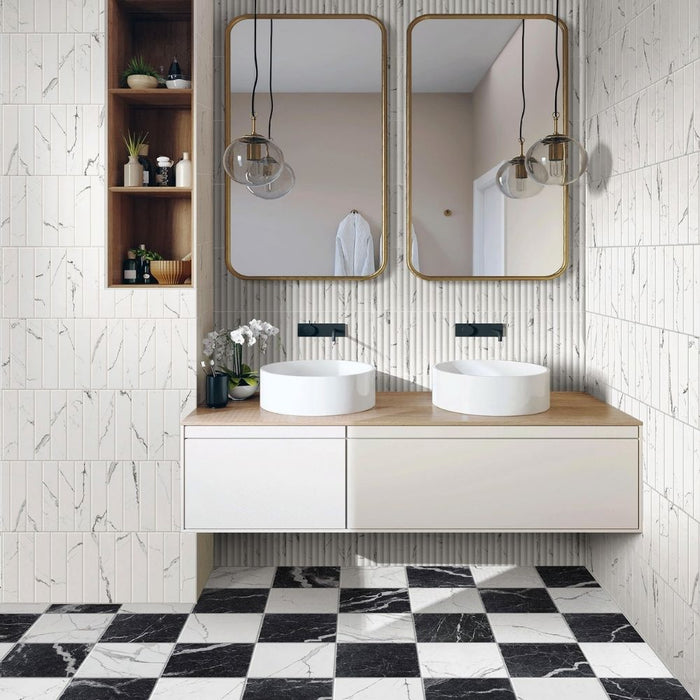 Bagno vintage con doppio specchio e doppio lavabo, pavimento a schacchi in marmo e rivestimento anch'esso in marmo opaco della collezione pura di self style by keradom nella collezione statuario e nero marquinia nei formati 25x25, 6x25 e 12.5x25.