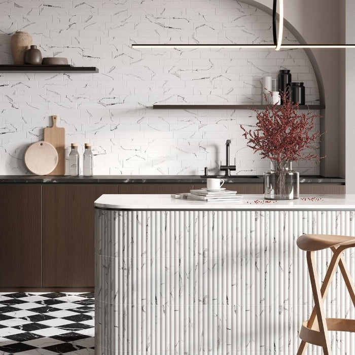 Cucina moderna ed elegante con penisola in marmo e rivestimento e pavimento in gres porcellanato effetto marmo opaco della collezione pura nella colorazione statuario e nero marquinia nel formato mattoncino o Brick 6x25, nel formato 25x25 e 12.5x25 di self style by keradom