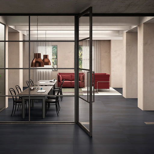 Dettaglio piastrella in gres porcellanato effetto cemento nuvolato della collezione R-Evolution di Casalgrande, formato 60x120 cm, colore Black