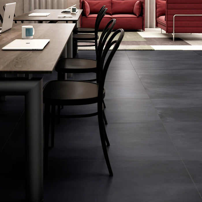 Dettaglio piastrella in gres porcellanato effetto cemento nuvolato della collezione R-Evolution di Casalgrande, formato 60x120 cm, colore Black