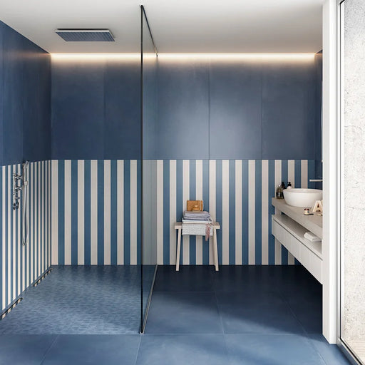 Dettaglio piastrella in gres porcellanato effetto cemento nuvolato della collezione R-Evolution di Casalgrande, formato 60x120 cm, colore Blue