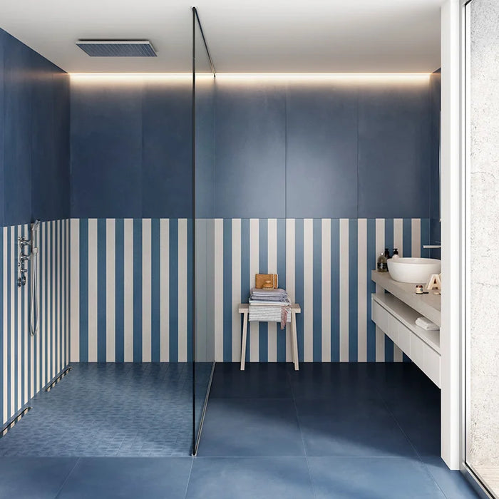 Dettaglio piastrella in gres porcellanato effetto cemento nuvolato della collezione R-Evolution di Casalgrande, formato 60x120 cm, colore Blue