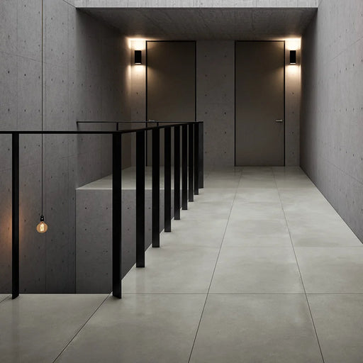 Dettaglio piastrella in gres porcellanato effetto cemento nuvolato della collezione R-Evolution di Casalgrande, formato 60x120 cm, colore Grey