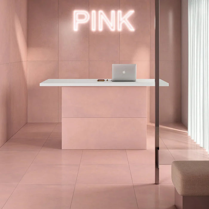 Dettaglio piastrella in gres porcellanato effetto cemento nuvolato della collezione R-Evolution di Casalgrande, formato 60x60 cm, colore Light Pink