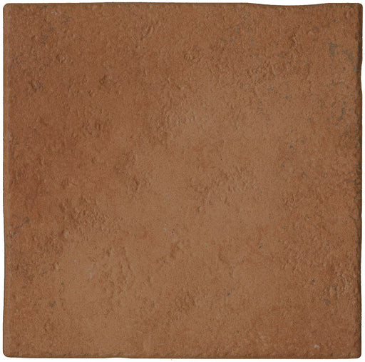 Dettaglio piastrella in gres porcellanato effetto cotto provenzale della collezione Selciaia di keradom, formato 25x25, colore rosso