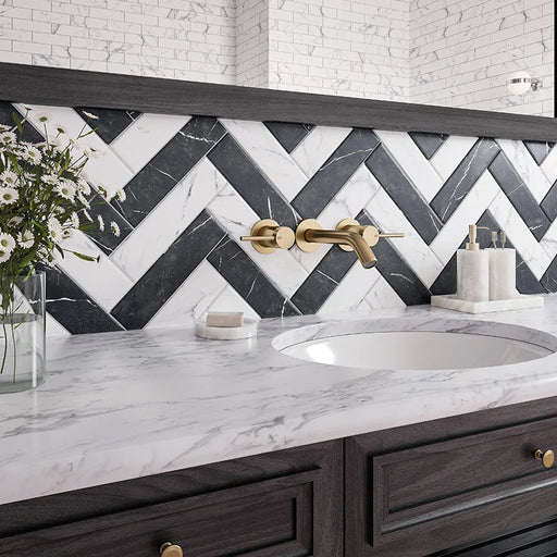 Dettaglio piastrella in gres porcellanato effetto marmo della collezione Dama di Self Style by keradom, formato 6x25, colore Bianco Carrara