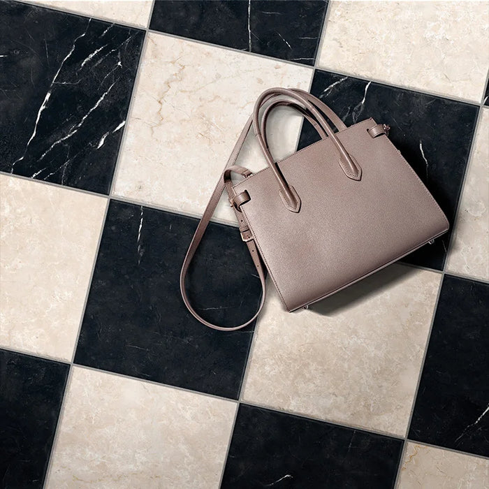 Dettaglio piastrella in gres porcellanato effetto marmo della collezione Dama di Self Style by keradom, formato 25x25, colore Botticino Classico