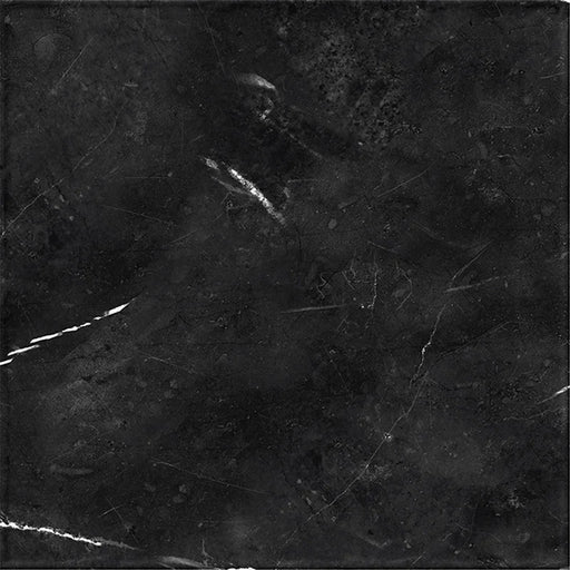 Dettaglio piastrella in gres porcellanato effetto marmo della collezione Dama di Self Style by keradom, formato 25x25, colore Nero Marquinia