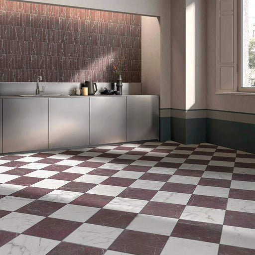 Dettaglio piastrella in gres porcellanato effetto marmo della collezione Dama di Self Style by keradom, formato 25x25, colore Rosso Cardinale