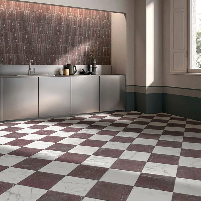 Dettaglio piastrella in gres porcellanato effetto marmo della collezione Dama di Self Style by keradom, formato 25x25, colore Rosso Cardinale