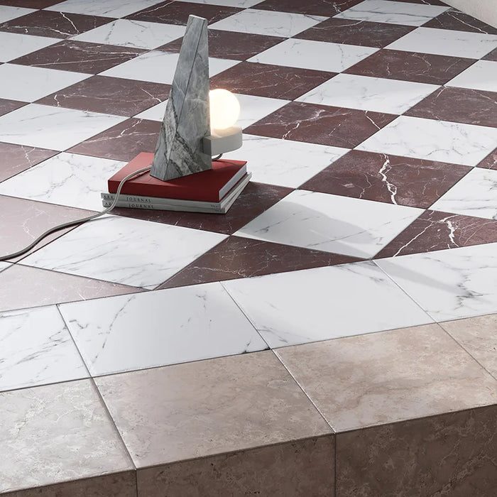 Dettaglio piastrella in gres porcellanato effetto marmo della collezione Dama di Self Style by keradom, formato 25x25, colore Rosso Cardinale