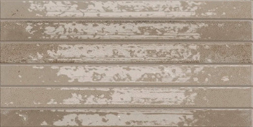 Dettaglio piastrella in gres porcellanato effetto kitkat della collezione Incanto di Self Style by keradom, formato 12.5x25, colore Espresso